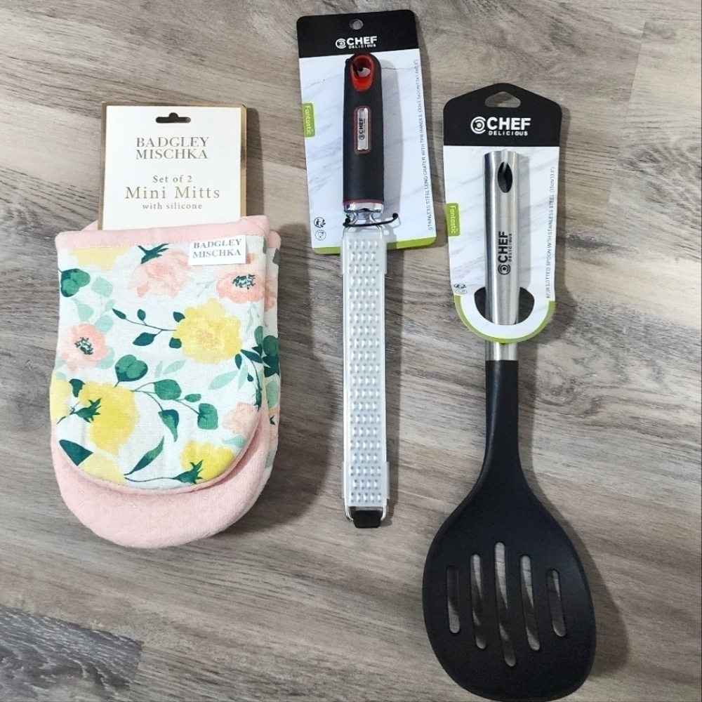 Badgley Mischka Set of Two Mini Mitts with Grater and Slotted Spoon Gift Set New